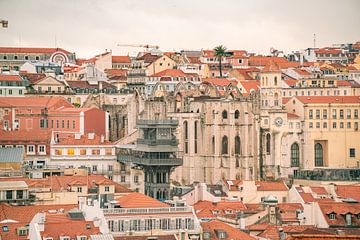 Het stadsbeeld van Lissabon met historische gebouwen van Leo Schindzielorz
