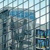 Weerspiegeling in glazen gebouw van Betty van Engelen