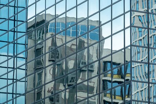 Réflexion dans un bâtiment en verre