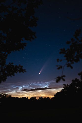 Neowise über leuchtenden Nachtwolken