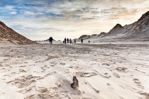 Wandelaars in het duinlandschap van Terschelling