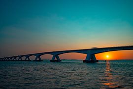 Le Zeelandbrug, Zeeland (Pays-Bas) au lever du soleil.