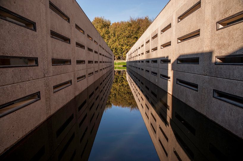 gaten wand, big wall by Hilda van den Burgt