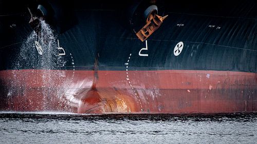 Der Ozeandampfer liegt an der Anlegestelle fest. von scheepskijkerhavenfotografie