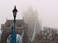 Tower Bridge (Londen) in een mistbank in de winter