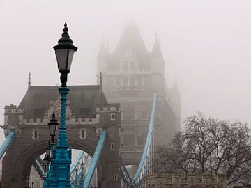 Tower Bridge (Londen) in een mistbank in de winter van Monrey