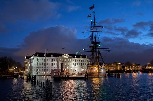 Scheepvaartmuseum bij nacht