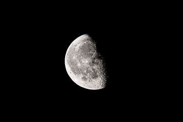 Maan met een duidelijk zichtbaar maanoppervlak aan de donkere nachthemel van Sjoerd van der Wal Fotografie