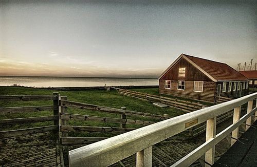 Hindeloopen in Friesland in den Niederlanden. Hafen und Deichhaus mit Blick auf das IJsselmeer.