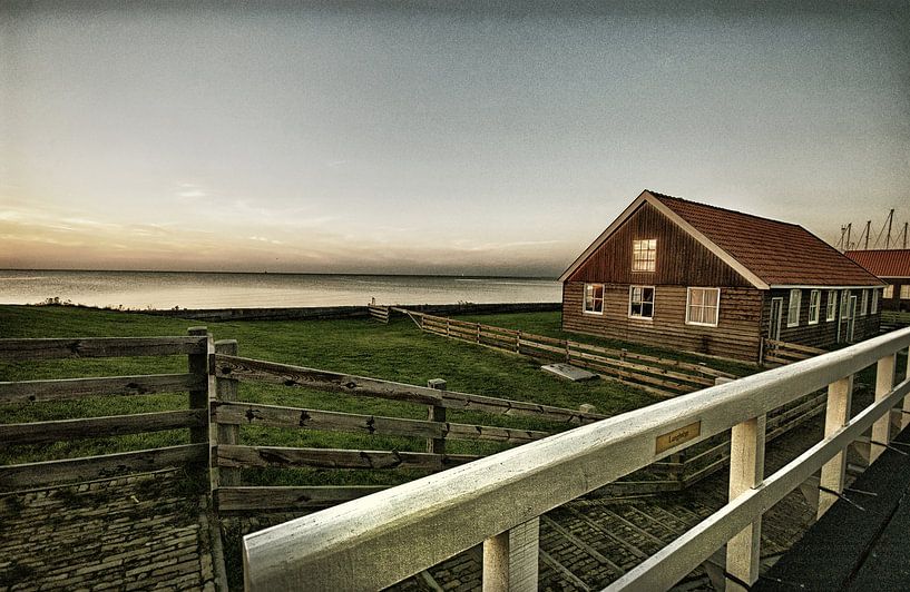 Hindeloopen Friesland aux Pays-Bas. Maison de port et de digue surplombant l'IJsselmeer. par Paul Salemink