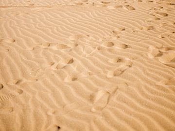 Fußspuren in der marokkanischen Wüste von Raisa Zwart