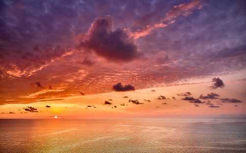 Kleurrijke zonsopgang aan de Baltische Zee