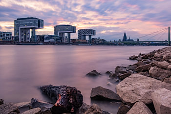 Kranhäuser in Köln am Rhein während Sonnenuntergang