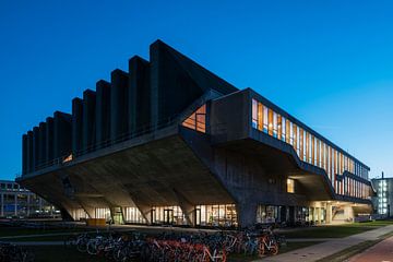 Aula building TU Delft by Raoul Suermondt