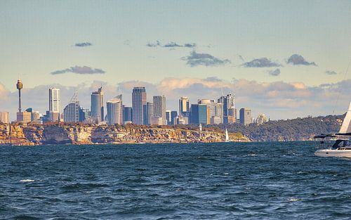 Skyline von Sydney vom Wasser aus, Sydney, Australien von Aloke Design