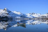 Norwegen - Lofoten -Spiegelnder See mit Boot