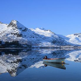 Noorwegen - Lofoten - Spiegelend meer met bootje van Martin Jansen