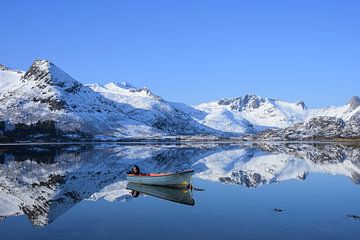 Norvège - Lofoten - Reflétant le lac avec un bateau sur Martin Jansen