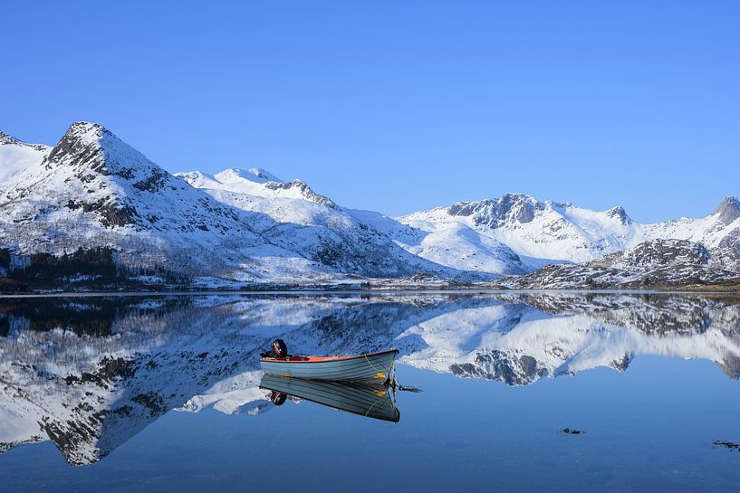 Norvège - Lofoten - Reflétant le lac avec un bateau par Martin Jansen