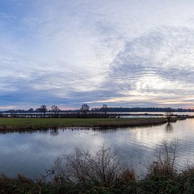 Sonnenuntergang über einem kleinen See von Mart Houtman