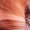 Rode rotsen in organische vormen in de Lower Antelope Canyon van Myrthe Slootjes