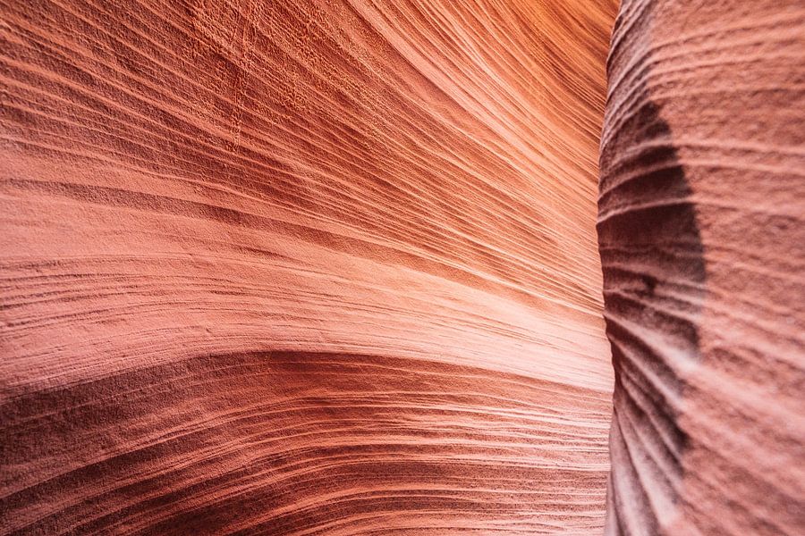 Rode rotsen in organische vormen in de Lower Antelope Canyon van Myrthe ...
