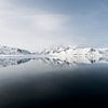 De ultieme reflectie van een gletsjer op Spitsbergen van Gerry van Roosmalen