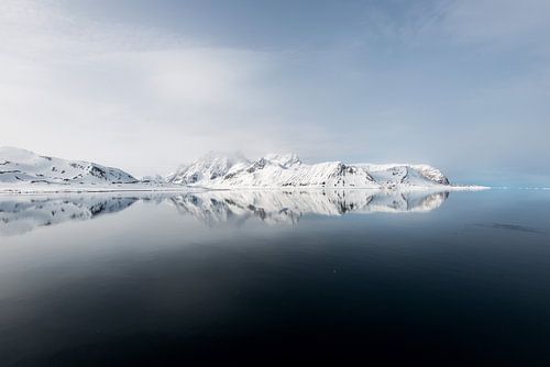De ultieme reflectie van een gletsjer op Spitsbergen