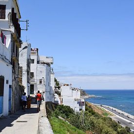 Een straat met zeezicht in Tanger, Marokko van Sama Apkar