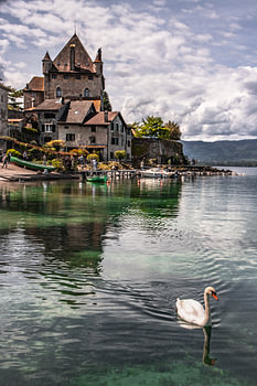 Ein perfektes Bild im idyllischen Dorf Yvoire in Frankreich