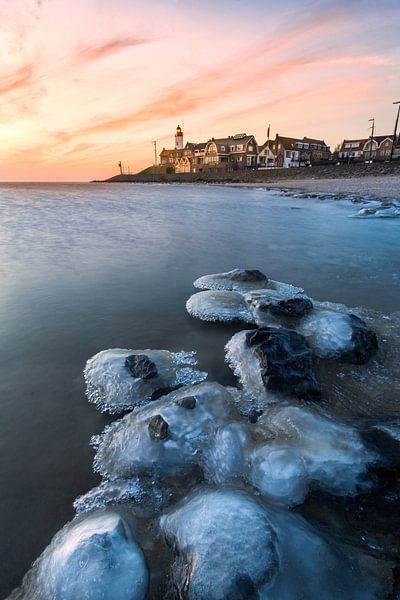 Winterlandschaft am Leuchtturm Urk von Dennis Mulder