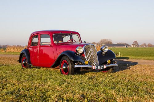 Citroen Traction Avant in natuur by Anna H Span