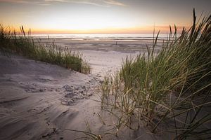 Coucher de soleil dans les dunes. sur Douwe Schut