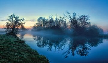 Reflectie tijdens blue hour in Leekster Hoofddiep