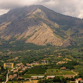 Uitzicht op Monte Taburno, een forse heuvel in Campania van Geert Smet