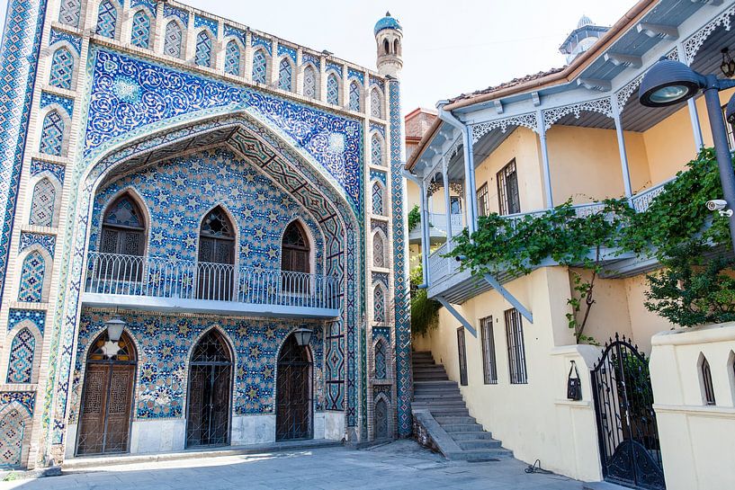 Fassade der farbenfrohen Juma-Moschee in Tiflis, Georgien von WorldWidePhotoWeb
