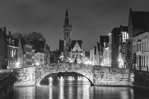 Place Jan van Eyck et Koningsbrug de nuit en noir et blanc | Bruges | photographie de nuit