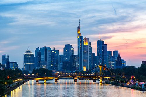 Frankfurt, Deutschland - 23. Juli 2021: Skyline Fluss Main Wolkenkratzer Hochhäuser Stadt in Frankfu