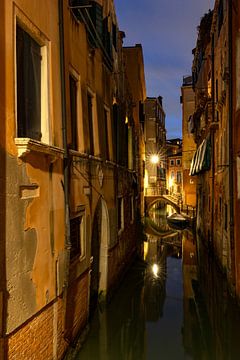In the alleys of Venice at night