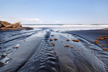 Dark beach with sand ribs van Ralf Lehmann