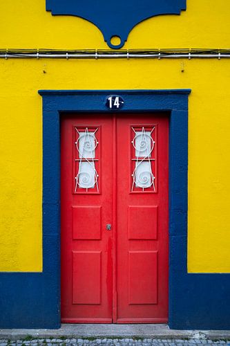 Porte portugaise en couleurs primaires