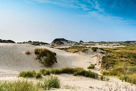 Duin landschap aan de kust met zon en een mooie wolkenlucht. van Norbert Versteeg