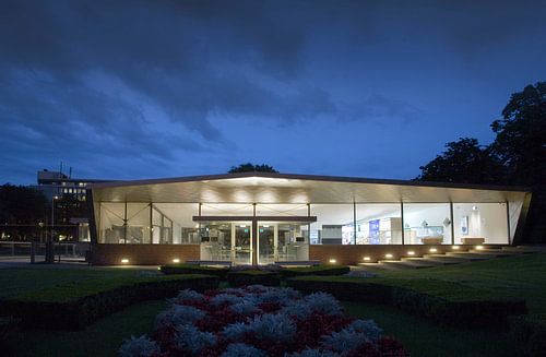 bezoekers centrum Vredespaleis bij avond