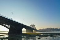 De Waalbrug Nijmegen tijdens een nevelige zonsopkomst van Patrick Verhoef thumbnail