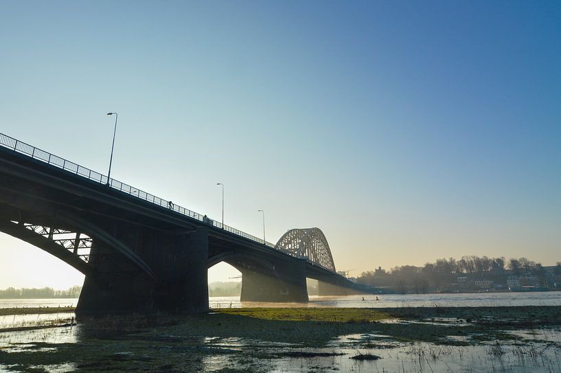 De Waalbrug Nijmegen tijdens een nevelige zonsopkomst van Patrick Verhoef