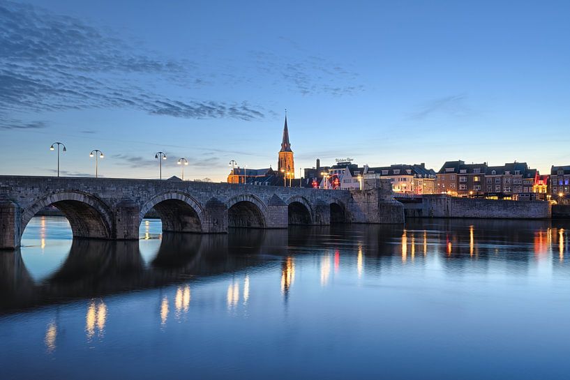 De Sint Servaasbrug in het blauwe uur - Mooi Limburg van Rolf Schnepp