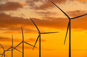 Windkraftanlagen im Windpark bei Sonnenuntergang