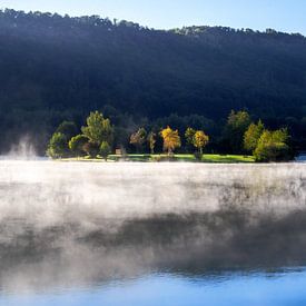 Ambiance mystique au lac Kratzmühl par un matin brumeux sur ManfredFotos