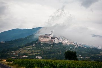 Assisi in de wolken van Jim van Iterson