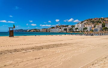 Zandstrand van Santa Ponsa, kust op het eiland Mallorca, Spanje van Alex Winter